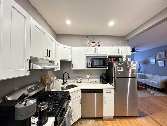 Building Photo - 625 W Cornelia Ave Unit A09C Rental