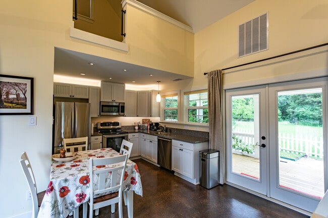 Photo - 404 N Meyersville Rd