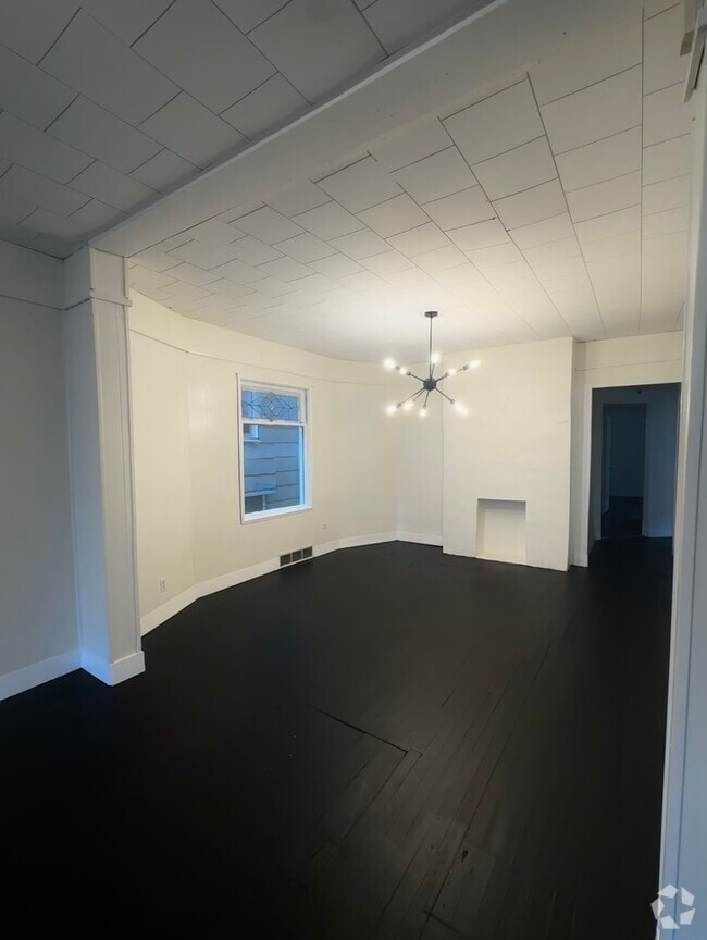 Building Photo - 108 Macamley St Unit Lower Rental