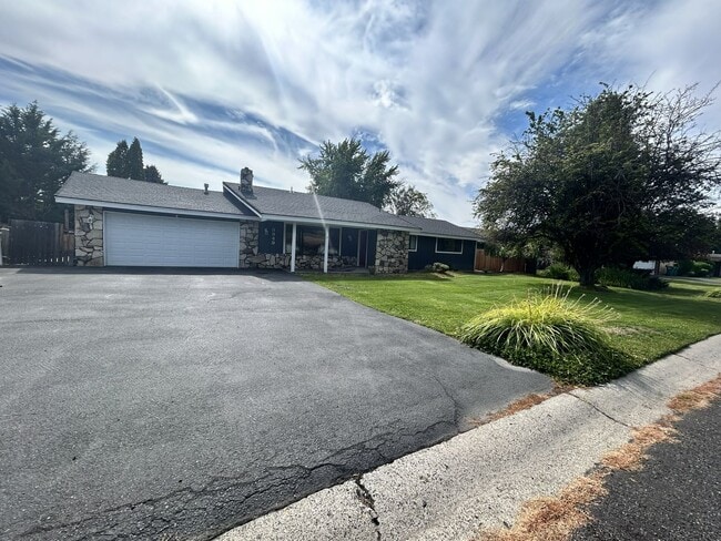 Building Photo - 3 Bedroom, 2 bath 1836 sqft House in Sunset Village