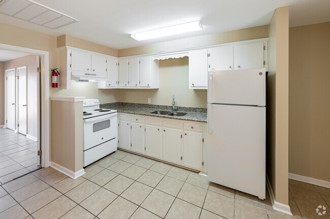 1BR, 1BA - 550 SF - Kitchen - 14207 W Club Deluxe Rd