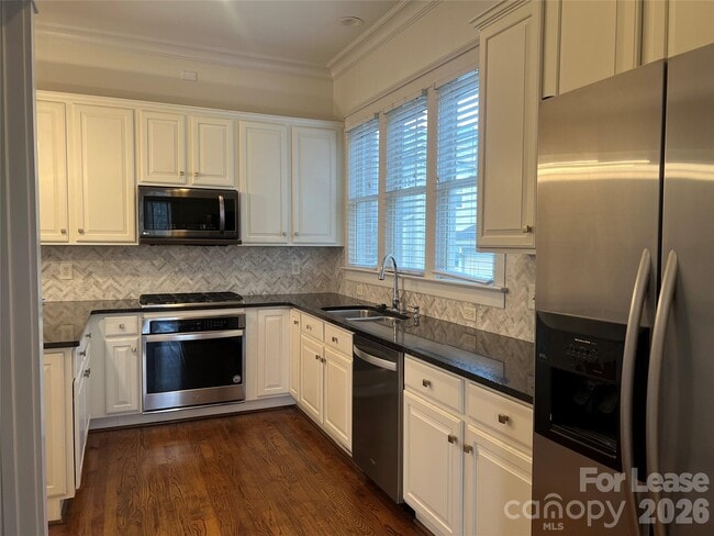 Photo - 711 E 9th St