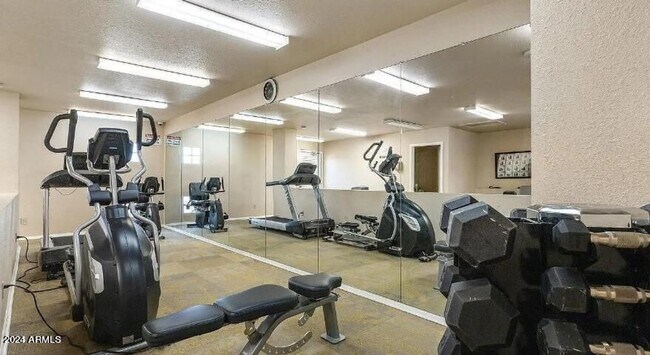 Photo - Apply Here www.realty480pm.appfolio.com/li... Unidad 1205