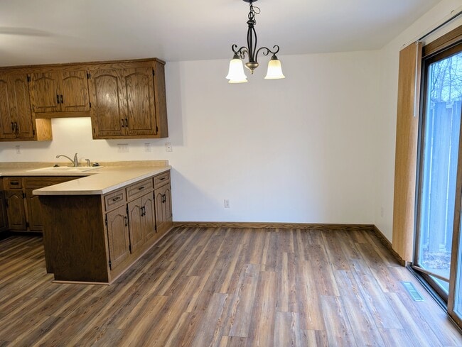 Dining - 2043 Hilltop Dr