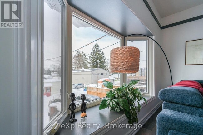 Photo - 72 Sykes St N