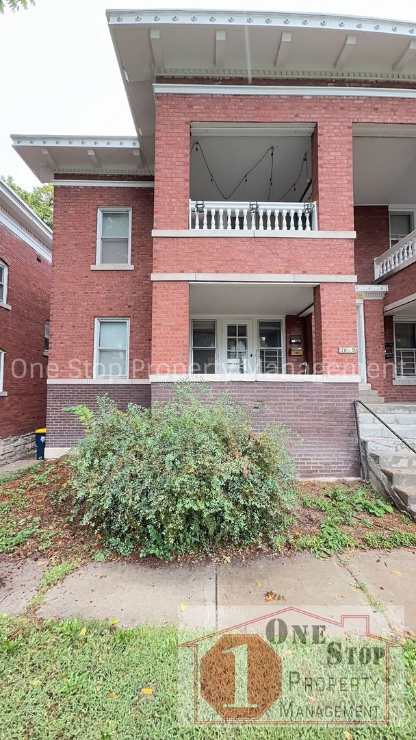 Building Photo - Historic 2 Bedroom, 1 Bathroom Unit in Mid... Rental