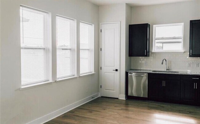 Photo - 6824 Bridgman St