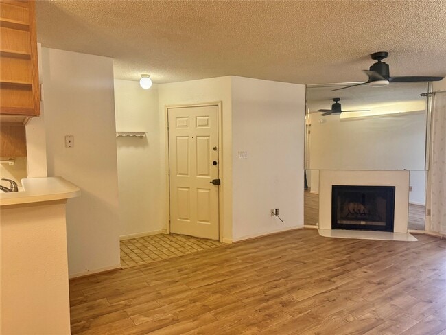 Building Photo - 2121 Hepburn St Unit 407