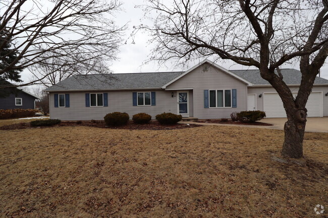 Building Photo - 3-Bedroom Home with 2 Full Baths