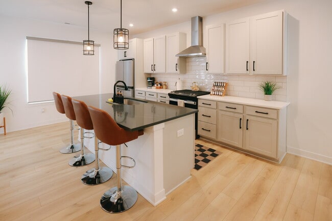 Photo - 1061 W 18th St