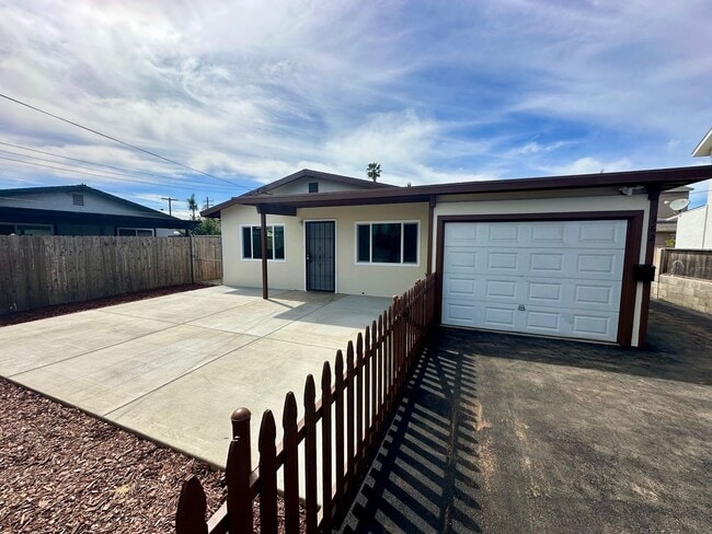 Building Photo - COMING SOON--2 bed/1 bath in IB