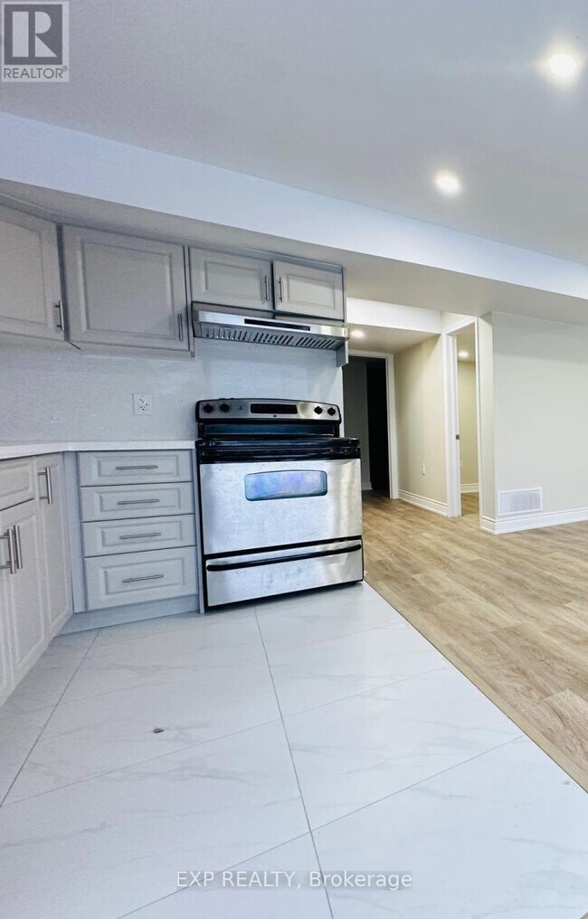 Photo - 290 Woodbine Ave