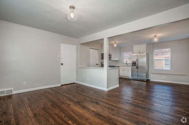 Building Photo - FULLY RENOVATED APARTMENTS!! Unit 2 North