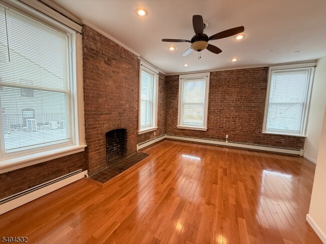 Building Photo - 10 Depot Square Unit 2R