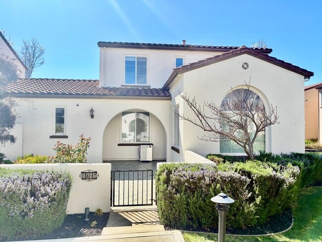 Building Photo - Perfect Shape Gale Ranch Townhome in San Ramon with many extras