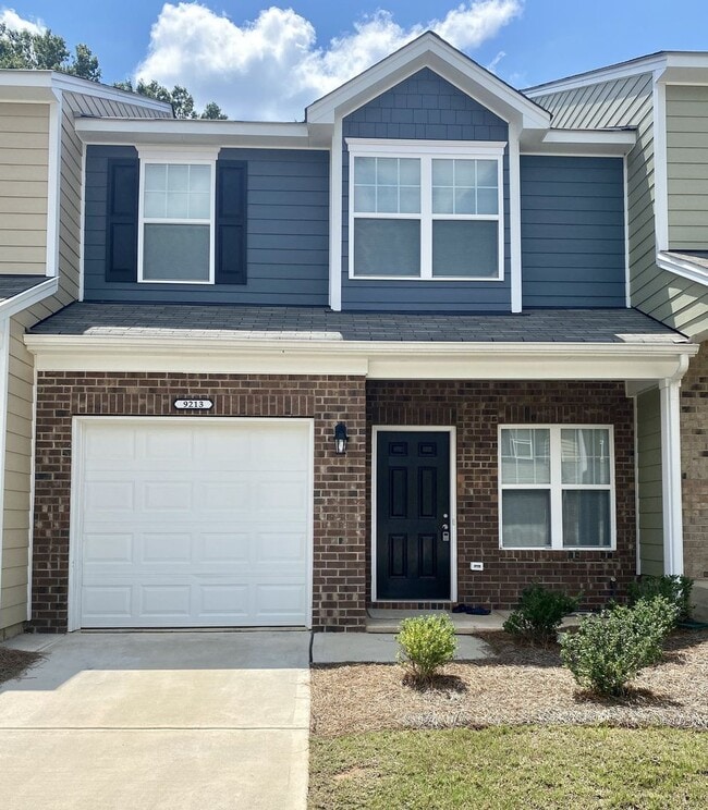 Building Photo - Stylish 3 Bed Townhouse with Granite Countertops and Hardwood Floors in Charlotte!