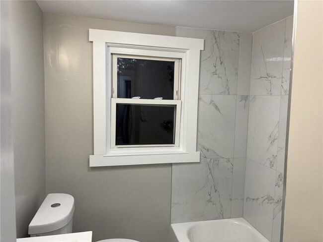 Photo - 610 Killingly St Unidad 2