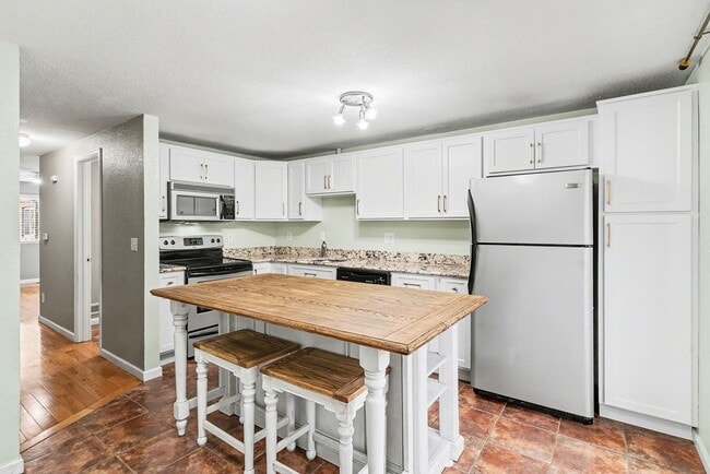 Building Photo - 2 Bedroom Townhome is Wheat Ridge!