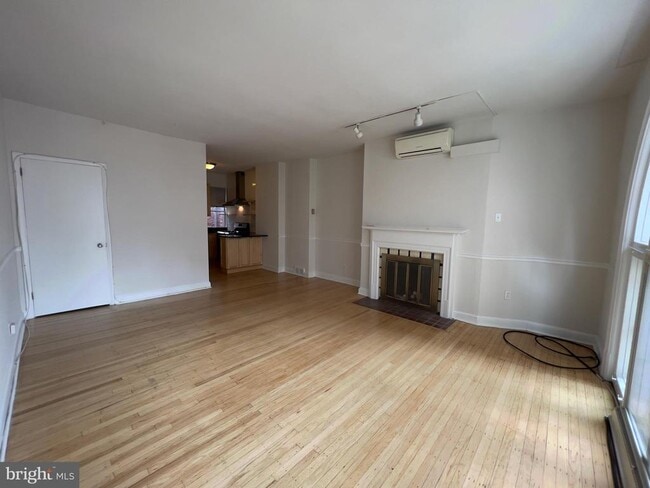 Photo - 2038 Locust St Unit 3