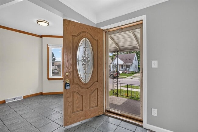 Photo - Charming 3-Bedroom Bungalow for Rent in Lincoln Park