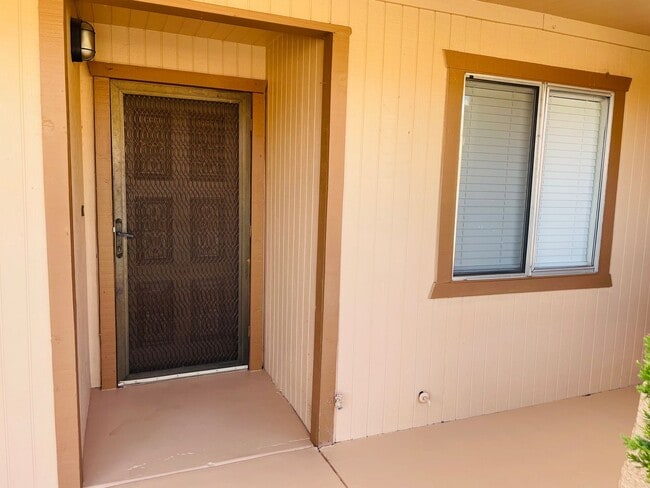 Building Photo - VILLAGE OF OAK CREEK Unit 82