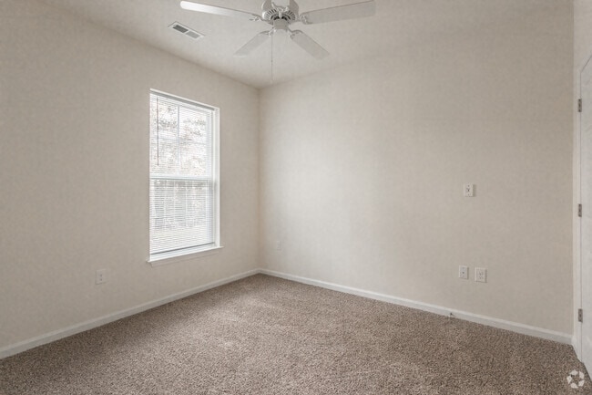 2BR,2BA,-858SF Carpeted Unit