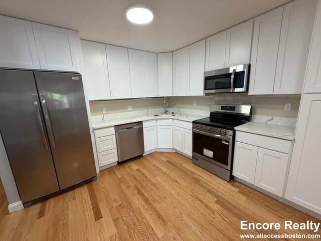 Building Photo - 1850 Beacon St Unit 3