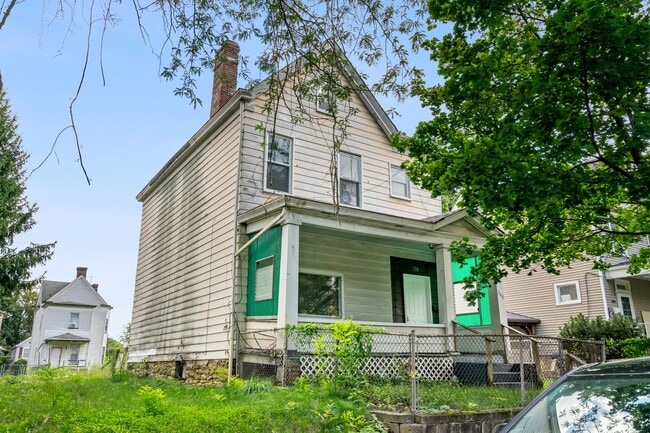 Building Photo - Spacious 4 Bed, 1 Bath Home w/ Bonus Rooms, Off-Street Parking - Available Now in Sheraden!