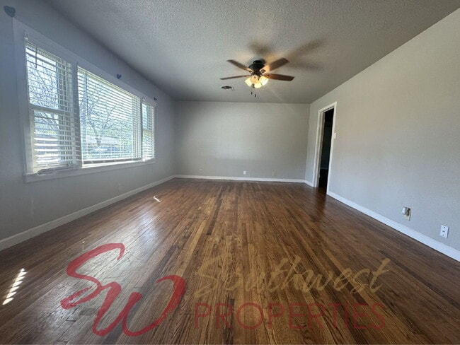 Building Photo - Large 3 bedroom 1 bath close to everything!