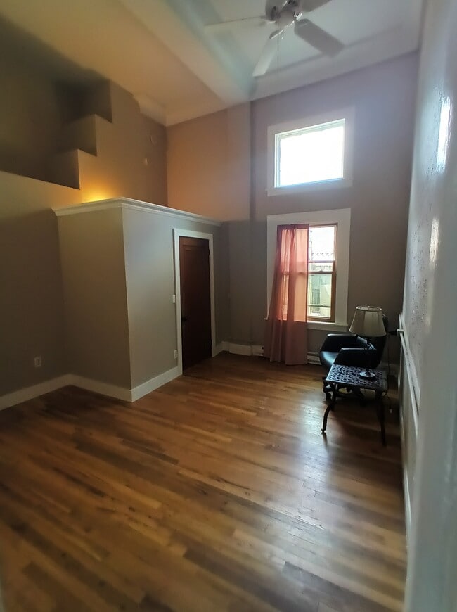 Photo - 2009 2nd St NE