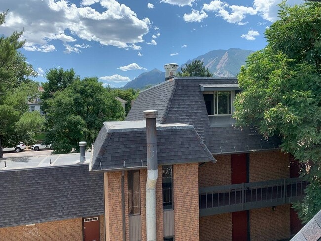 Photo - 1065 University Ave