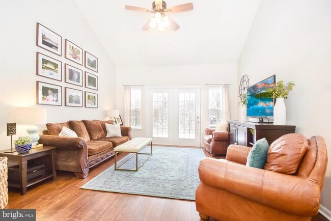 Building Photo - 102 Peregrine Ln