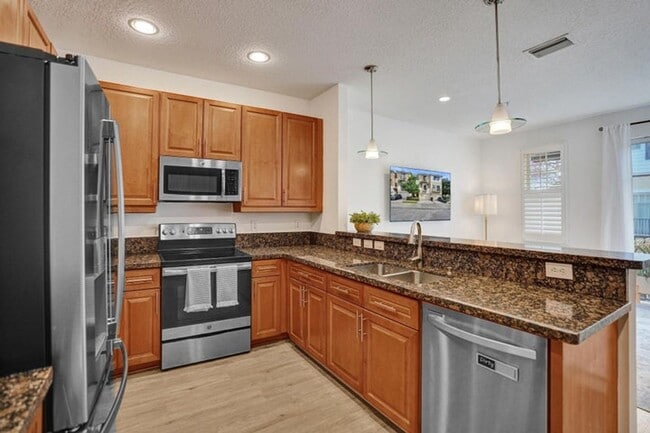 Photo - 642 NW 38th Cir