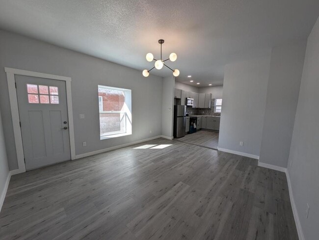 Photo - 323 N 4th St