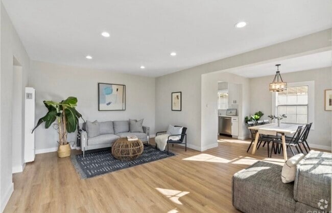 Building Photo - 713 W 118th St Rental