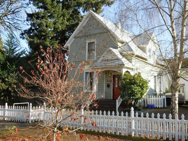 Building Photo - Oregon City Victorian