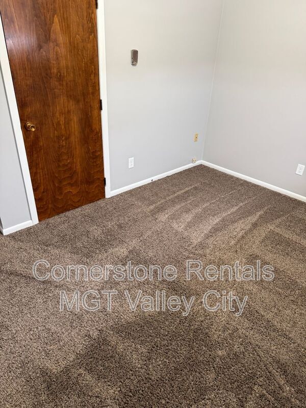 Photo - 807 3rd St SW