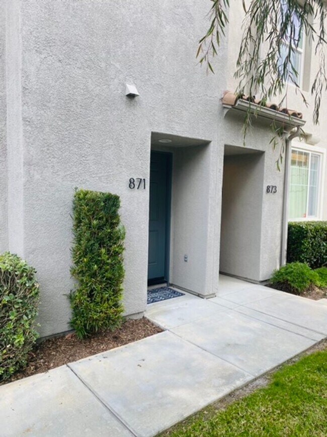 Discovery Hills EndUnit Condo House Rental in San Marcos, CA