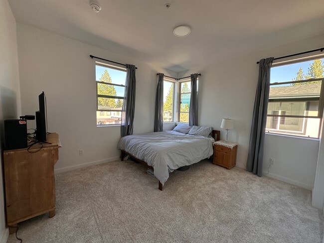 Large bedroom with queen bed - 9542 Parker Ln Casa Adosada