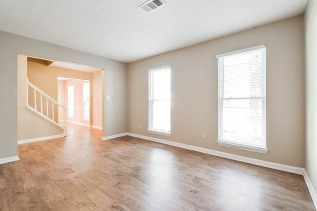 Photo - 645 Barrington Way