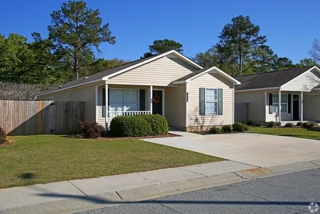 Building Photo - West Towne Cottages