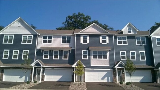 Building Photo - Gorgeous Newer-Built Townhome in Maple Grove!