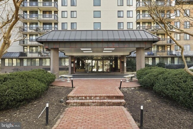 Building Photo - 801 N Pitt St Unit 306