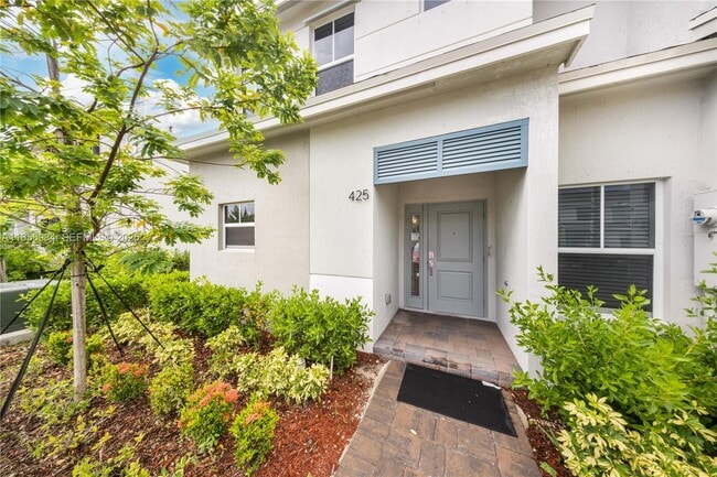 Building Photo - 425 NE 1st Ave