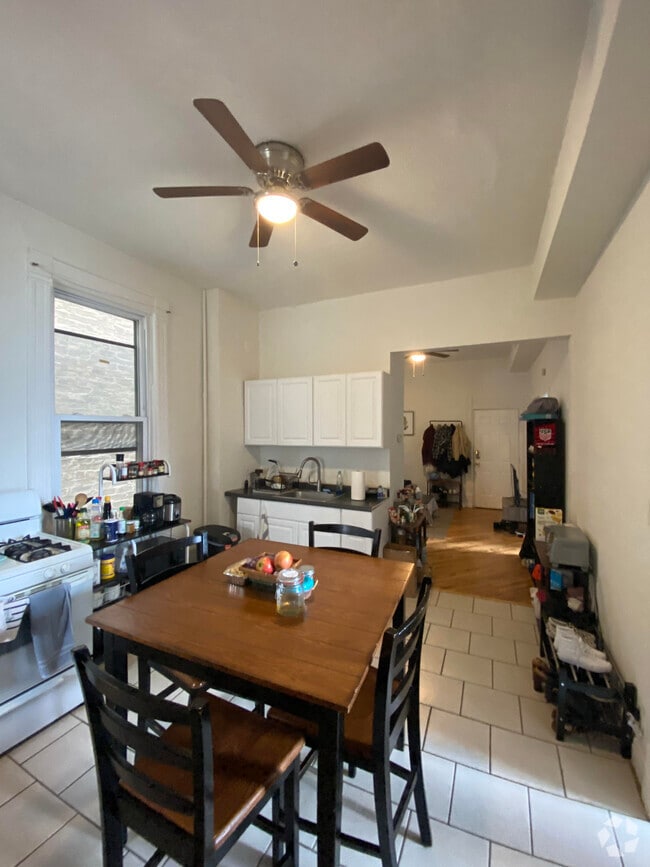 Building Photo - 2035 N Western Ave Unit 2R Rental