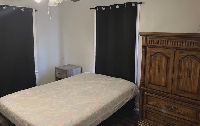 Building Photo - 2024 N Ross Ave