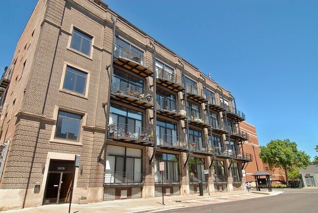 Building Photo - 2735 W Armitage Ave Unit 305