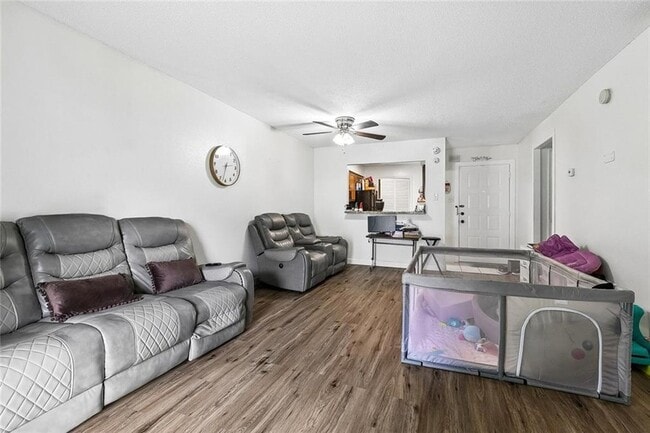 Photo - 2425 Oxford Pl Unit 136