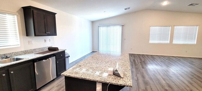 Photo - Single story house with Mountain views - close to Shopping centers and Schools