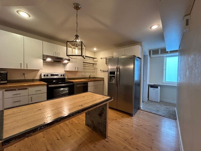 Building Photo - 2 Bed 1.5 Bath Townhouse ~ Fully Fenced Ba...